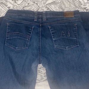 Jeans  - Armani jeans köpta second hand, säljer då de tyvärr inte kommer så mkt till användning längre💞 storlek 33