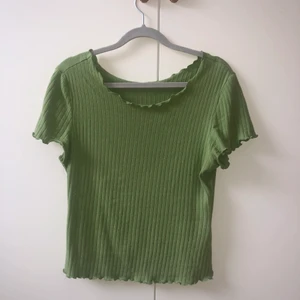 Ribbad T-shirt strl M - Ribbad T-shirt i storlek M, som sitter tajt. Är grön och använd några gånger, bra skick. Ni står för frakten!
