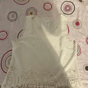 Top - Fit to small and medium size. 20 kronor