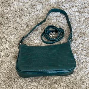 Väska, köpt på Lindex - Jag köpte väskan på Lindex för 100 kr har nästan aldrig använt det vinns ett kortare band som jag lägger i väska så man bara kan byta när man vill den jag inget skrap märke eller så