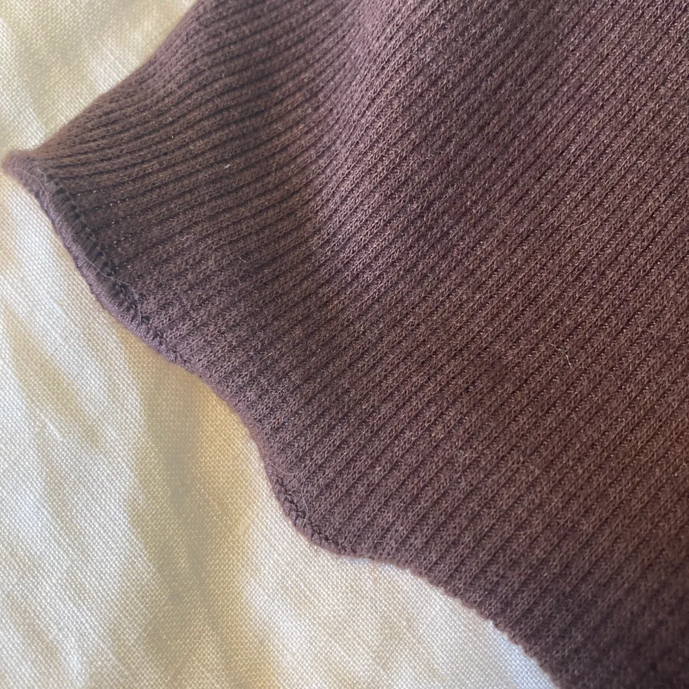Säljer ett brunt ribbat linne som jag köpt här på plick, från början är den ifrån shein. Endast använt ett fåtal gånger. Frakten är 13kr (ett frimärke) och fraktas hem till din brevlåda via postnord🫶. Toppar.