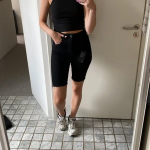 Jeansshorts - Oanvända jeansshorts från bikbok med lappen kvar!
