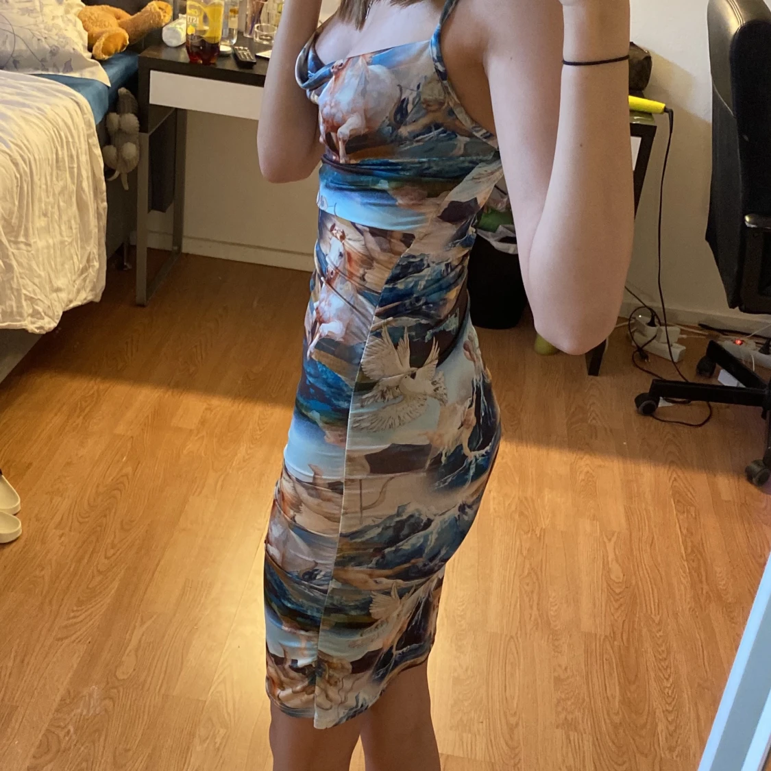 Midi klänning med print och drapering - 91