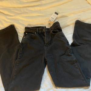 Fina långa svarta jeans. Fick i present men passade inte mig så säljer dem. Har bara provat på så dem är helt nya. 
