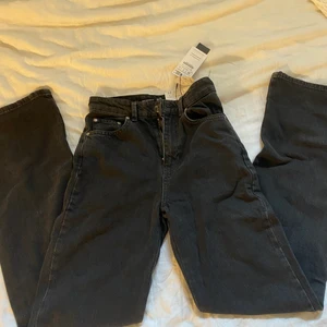 Black Straight jeans - Fina långa svarta jeans. Fick i present men passade inte mig så säljer dem. Har bara provat på så dem är helt nya. 