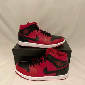 Air Jordan 1 MID GYM RED  Skick: Helt nya Storlek: 44,5 Pris:1600  Dm vid intresse!  Jag finns också på instagram: them.sneaks 