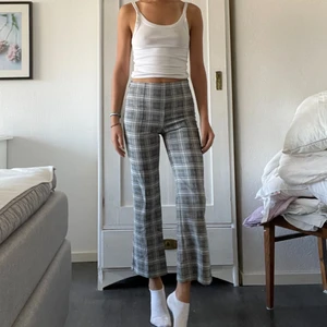 Rutiga kostymbyxor  - Skitsnygga kostymbyxor! 🗣 sitter bra på kroppen och är sköna. 🙏🏻