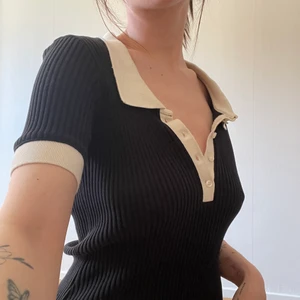 Topp - Topp med snygga vita detaljer, säljer då jag inte riktigt tycker jag passar i den 🥲 