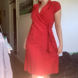 Red little dress - Så söt liten röd klänning till en picknick eller fika på stan❣️ Ett måste i garderoben med ett knutet moment. Älskar denna, framhäver kurvorna bra❤️‍🔥❤️‍🔥 Står storlek M men passar mig som är S. 