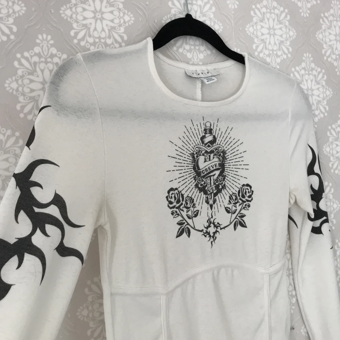 Vit topp med svart tryck - 90