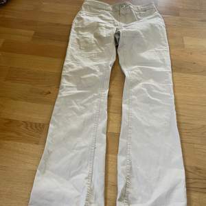 Super fina lågmidjade jeans fån Lindex dom e även utsvängda där nere. Dom e i strorlek 158 och e i super fint skick. Säljer för 200 kr kontakta Järna för mer bilder eller frågor 💗