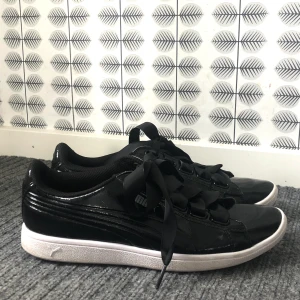 Puma, skor 38 - Skor från Puma i storlek 38! Ser ut som nya då jag bara använt skorna någon enstaka gång. Inga defekter förutom lite smutsig längs det vita, men det går självklart att ta bort! 💙💙