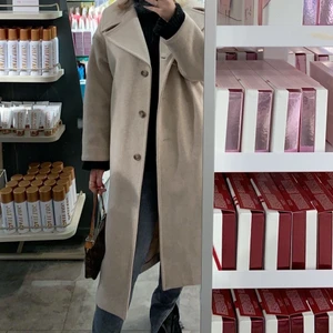 Kappa från ”& other stories” - Tänkte kolla intresset på min fina kappa som jag köpte för ett år sedan på ”& other stories”. Jätte fin beige färg, sitter lite oversized och är en perfekt längd för mig som är 1.70😊 Perfekt nu till hösten.  Nypris 2 025kr. 