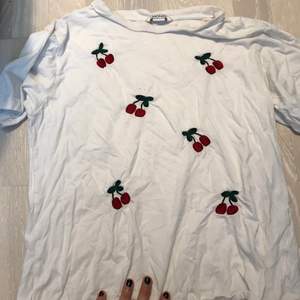 vit t-shirt med broderade körsbär, köpt på monkii