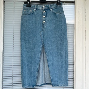 Jeanskjol  - Fantastiskt fin jeanskjol från WON HUNDRED. Slits framtill, säljes då den inte passar mig längre. Knappt använd. Nypris 1099kr. 