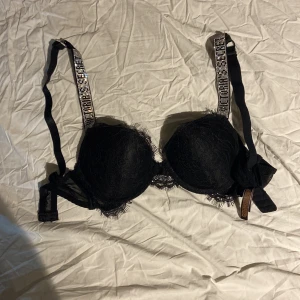 75 B - Säljer nu min victoria’s secret. Jag älskar den men det är tuvärr för liten för mej. Det är tvättad och i jätte bra skick!🫶🏻 Hör av er vid frågor!!
