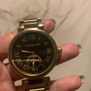 Michelkors klockan - Michel kors klockan i fint kik, lådan o allt är kvar.