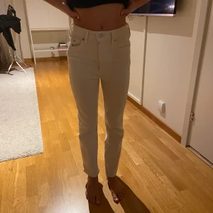 High Waits jeans - Ett par jätte fina beiga highwaist jeans från Hm/& demin🫶🏼 säljer då jag inte använder dom längre. Jeansen är bara använda ett fåtal gånger.  I priset ingår frakt på 40-50 kronor 