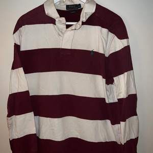 Säljer min fina oringal Ralph Lauren randig rugby tröja som är i bra sick, nästan aldrig använd.   Nypris: 999:-   Ta emot swish. Kan skickas på Post men då stå du för frakten 