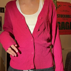 Kofta - En jätte fin stretchig oanvänd rosa kofta från Whyred, köpt för 1600kr. Möts upp och fraktar!