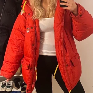 Fjällräven jacka - Säljer en fjällräven jacka i originalmodellen. Vill bli av med den så fort som möjligt därav låga priset. Orginalpris runt 7000. I storlek L men passar mindre storlekar oxå! ❤️