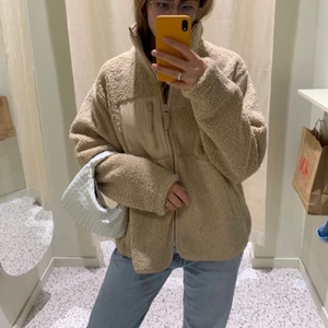 Teddyjacka  - Säljer min absoluta favorit jacka ifrån BikBok pga att jag köpt en ny, sparsamt använd och är i storlek XL men sitter definitivt mer som en M/L, gillar man den oversizeda fiten så är denna perfekt!! Frakt tillkommer 