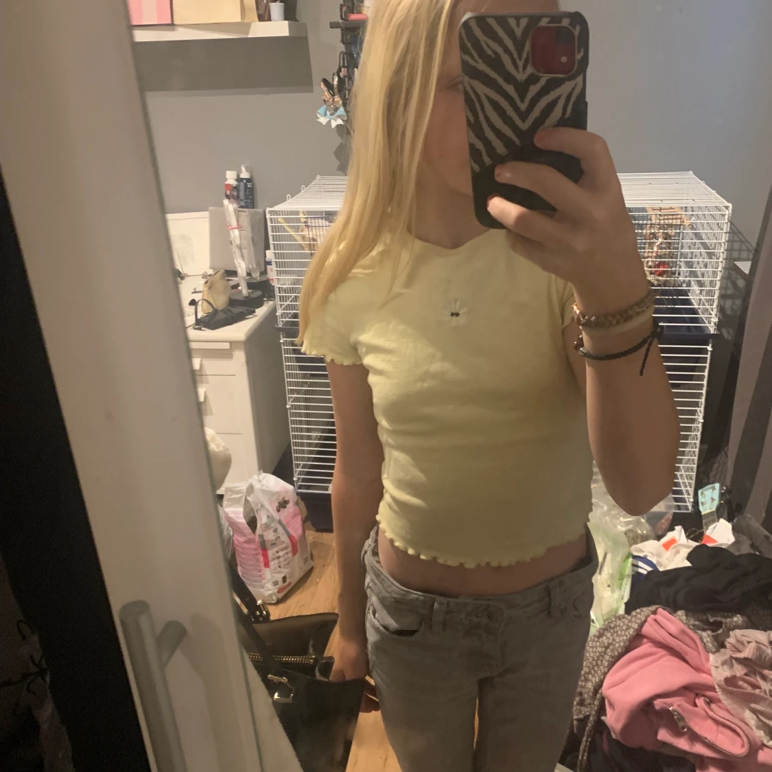 Jag säljer en gul topp med en fin sol på framsidan. - 91