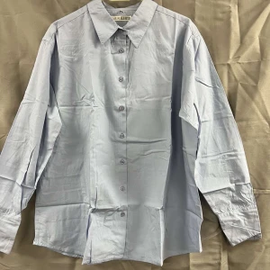 Skjorta  - Oanvänd, finns i storlekarna UK 16 - 18 - 20