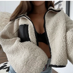 TEDDYJACKA - Teddyjacka Gina Tricot i storlek S men passar flera storlekar. Första bilden är lånad! 