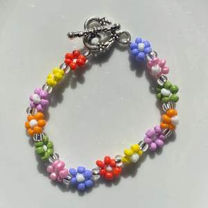 handgjort armband med blommor med flera färger! Kolla in min Instagram AQUOAPEARL för fler smycken