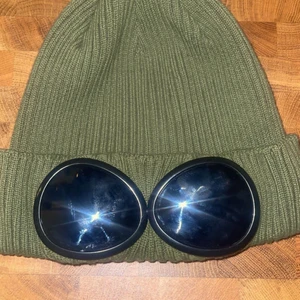 CP.Company - Grön cp.company mössa köpt för 1000kr på NK väldigt bra skick och knappt använd.