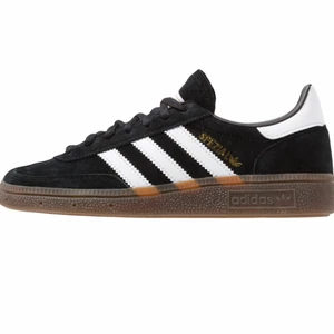 Nya adidas spezial - Adidas spezial i svart med brun detalj. De är helt nya men säljer då jag inte kan returnera de pga tappat bort lappen. OBS står 38 men gick ner en storlek då det rekommenderades på hemsidan, så sitter som en 39