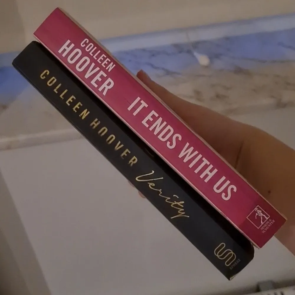Verity och It Ends With Us av Colleen Hoover på engelska! Båda är i bra skick dock finns det märken på bokryggarna från att boken öppnats och stängts. 90kr styck!. Övrigt.