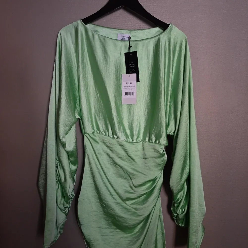 Grön klänning från nakd. Oanvänd med lapparna kvar i storlek 34. . Klänningar.