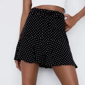 Säljer dessa prickiga shorts som ser ut som en kjol, shortsen är från zara och är i stl S. Är i jättebra skick, säljer för 80kr+frakt❤️‍🔥