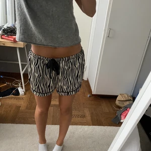 Zebra shorts  - Söta satin pyjamasshort i zebra print. Går att ha till vardags med typ en vit t shirt. Säljer pga flytt utomlands, går att få paketpris vid köp av fler plagg. Frakt ingår inte