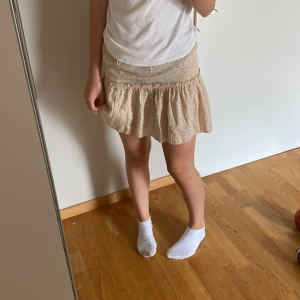 Kjol - Säljer denna jättegulliga kjolen från SHEIN.