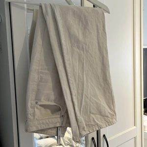 Weekday Rowe Raka Jeans - Storlek: W27 L32 Bra skick, använt några få gånger. Säljer pågrund av att dom blivit för små.  Nypris 500kr