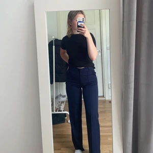 Madlady - Ett par blåa kostymbyxor med pressveck ifrån Madlady, bra skick. Storlek EU 34 - L 30 (frakt på 50kr tillkommer)