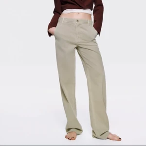 Zara byxor - Jättesnygga byxor från Zara i färgen Khaki/grön. Jätteskönt material och sitter snyggt oversized. Använda fåtal gånger så inga defekter. Kan skicka egna bilder vid intresse. Köparen står för frakt💞