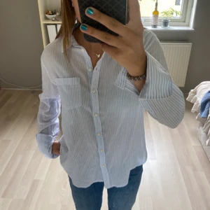 Blå skjorta - Blå & vit randiga skjorta från H&M i typ linnetyg 🥰