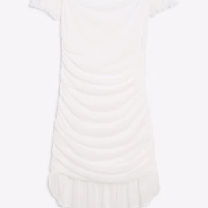 Vit monkiklänning - Så fin vit och oanvänd (lappar kvar) klänning från monki i storlek S! Volang nedtill. Elastiskt material och sitter så snyggt på. Lånade bilder.