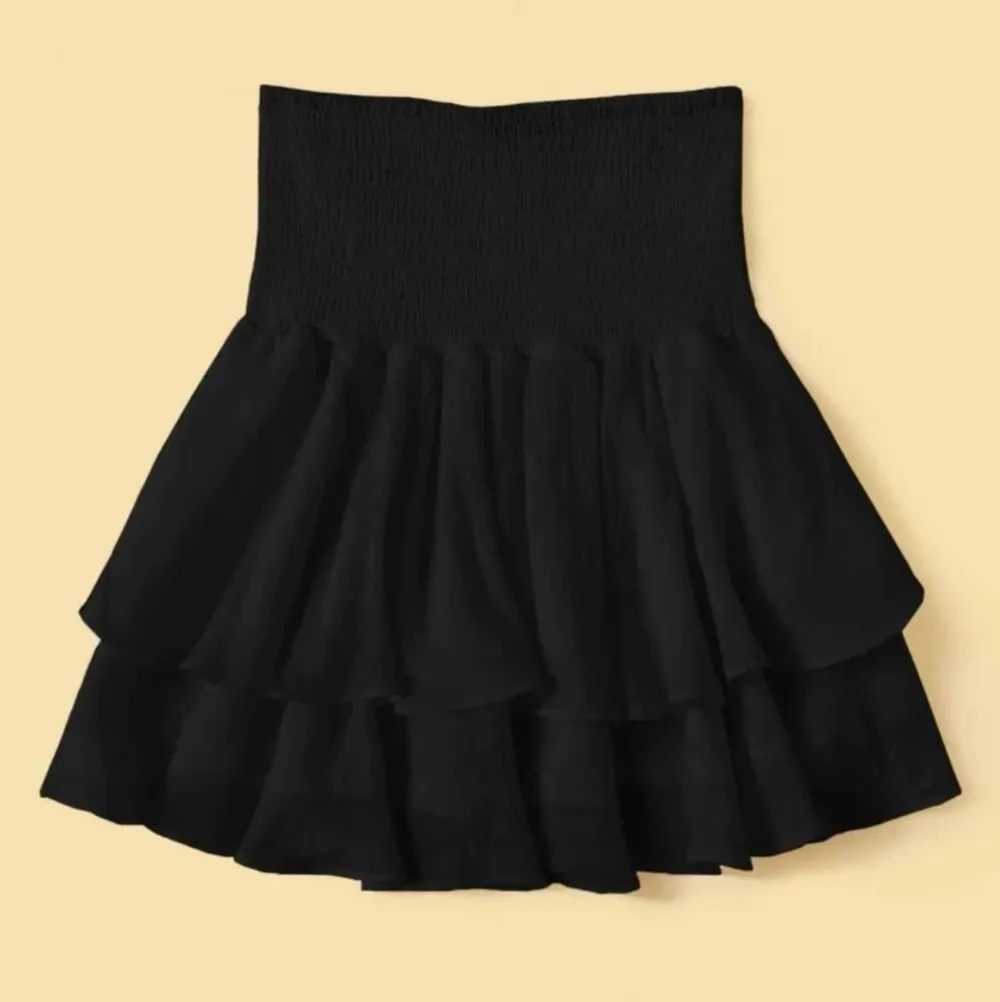 Helt ny svart volang kjol, köpte för 2 veckor sen har aldrig använt då jag råka köpa fel stolek.. Kjolar.
