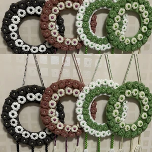 Egengjord dekoration för ert hem eller dörr - Gjord av garn,karton,pärlor,lim,och är virkat!