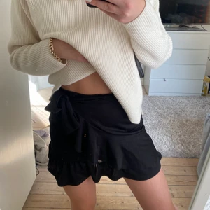 svart kjol - perfekt svart kjol till hösten!! super gullig och i perfekt skick💕 | finns kvar så länge den inte är markerad såld
