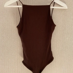 Ribbad Brun Body - Jättefin ribbad body, färgen är mest lik första bilden, kontakta för fler bilder!!:) frakt ej inkl. Hör av dig vid frågor!