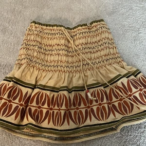 Zara kjol - Säljer denna supersöta kjolen från zara då jag inte använder den. Använd en gång🫶🏻🫶🏻