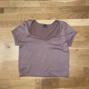 Ginatricot topp - En jättefin brunbeige topp. Använd endast fåtal gånger.