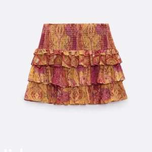 Denna kjol går inte längre att köpa på zara och har länge varit slutsåld! Väldigt eftertraktad och populär, kan mötas upp i Stockholm annars står köparen för frakten🤍 skriv för fler bilder ☺️  Köp inte direkt, ska ha en budgivning 🙏🏼