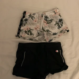 Säljer mina mjukis shorts  - Champion shortsen är i nyskick och har en fin marinblå färg med fickor och snören. Dom blommiga är också i nyskick och har snören och på sidan en svart detalj där det står warp. Säljer båda för 40 SEK. Frakt ingår inte!! Frakt kostar 39 . Funkar  146-152
